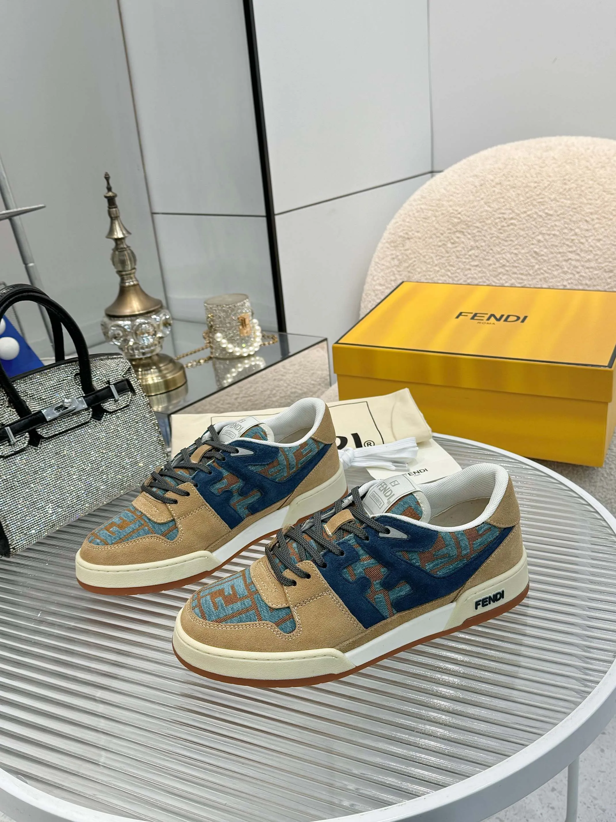 p620🐮🐮New❤Top super A version💯 Fendi Fendi 2025 New Year's King Explosive Style🔥 Many💑stars have the same style FD match. Original purchase for RMB14440. One to one replica. Designer Kim Jones's first sneaker fendi match and Donkey brand Trainer basketball sneakers, fresh blood injection and FF retro design It combines fashion and super comfort. [Wise] Whoever doesn’t grab it will regret it [There are many shoe uppers on the market with different color matching and cut corners in workmanship. The color matching and craftsmanship of my shoe upper are absolutely the same as the genuine products at the counter. Welcome to compare. Feet: Mesh injection molding pads 🎯 Soles: Please look for the original molded multi-color TPU outsole (❌ non-rubber sole) 🎯 Size: Female 35-41 Male 38-45 🎯 Packaging: Original 1:1 matching high-end packaging 🎁